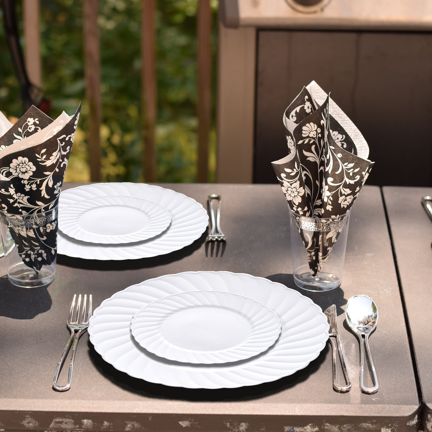 White Flair Disposable Plastic Buffet Plates (9")