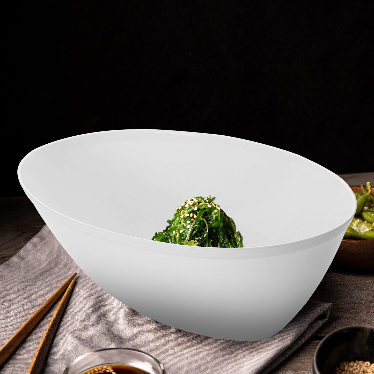 White Oval Disposable Plastic Serving Bowls (2 qt.)