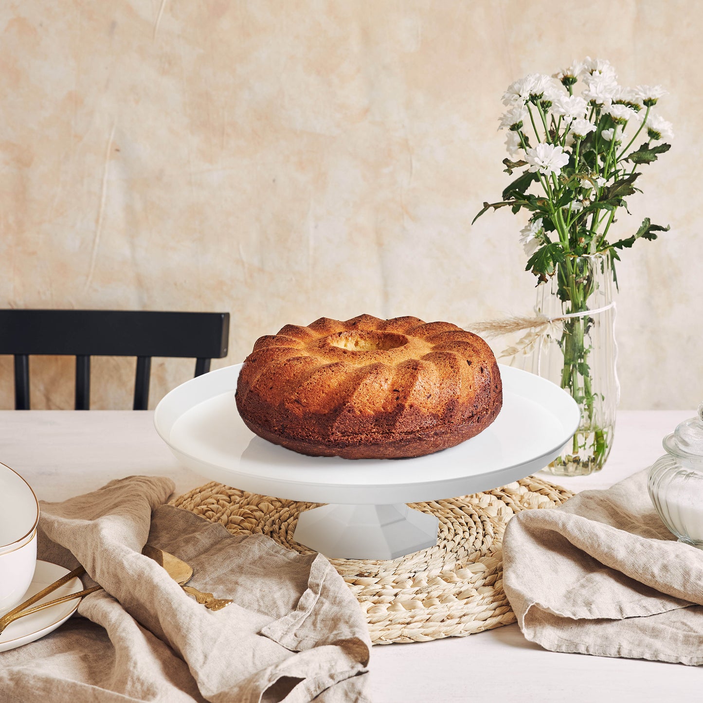 10.5" White Small Round Disposable Plastic Cake Stands