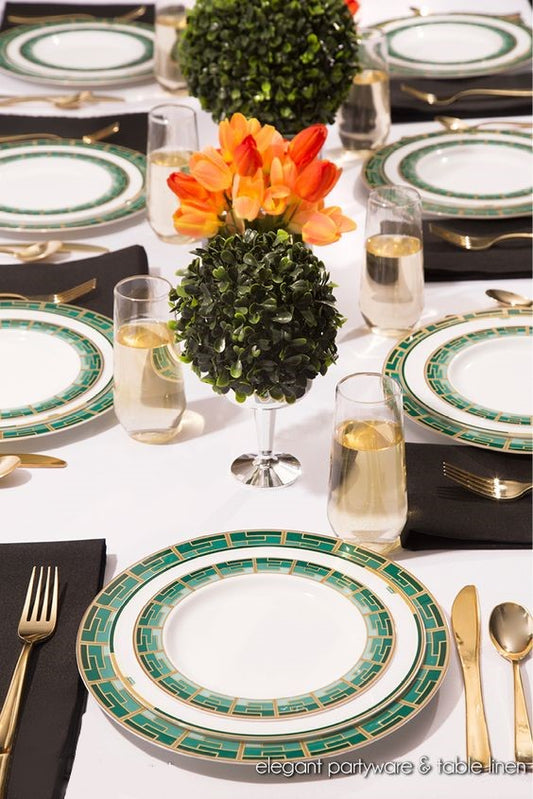 Invite the Christmas Spirit with the Elegant Plastic Party Plates