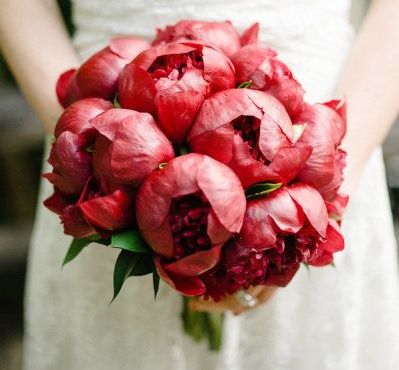 Snow-kissed Blooms: Winter Wedding Bouquet Styles That Steal the Show