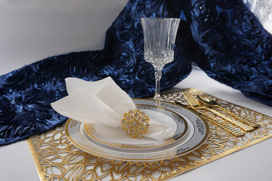Sophisticated Simplicity: Elegant Place Settings with Plastic Dinnerware