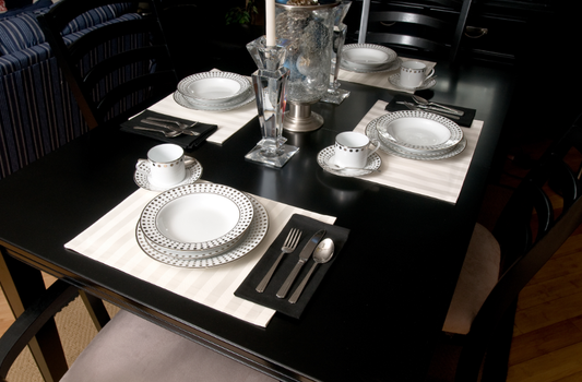 Monochrome Magic: Elevating Your Event with a Minimalist Tablescape